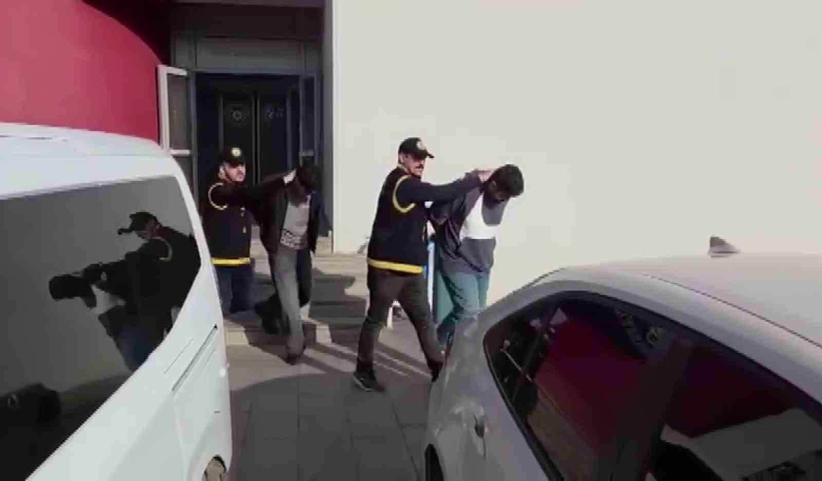 farkli sehirlerden gelip sahte kimlikle adanada kargo dolandiriciligi yapmislar 2 tutuklama 0