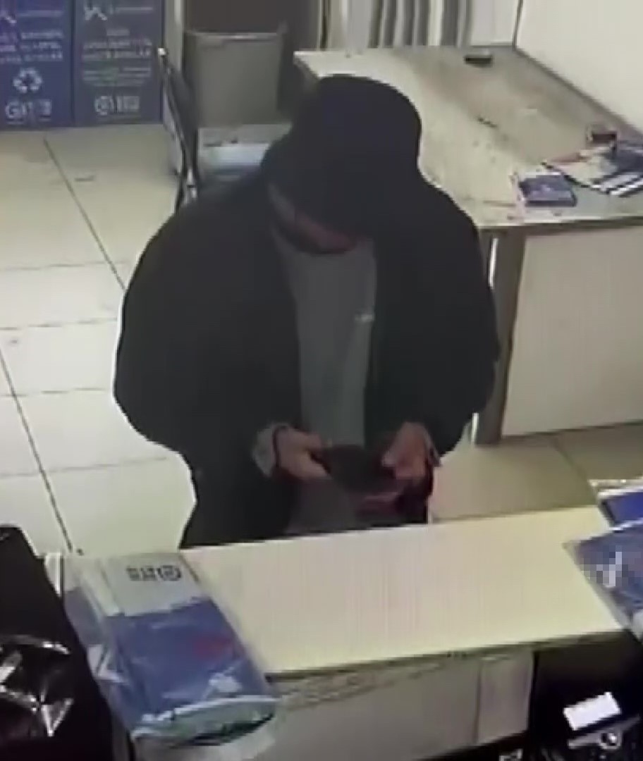 farkli sehirlerden gelip sahte kimlikle adanada kargo dolandiriciligi yapmislar 2 tutuklama 2 OFvrtOWq