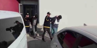 farkli-sehirlerden-gelip-sahte-kimlikle-adanada-kargo-dolandiriciligi-yapmislar-2-tutuklama-HE5dLR5J.jpg