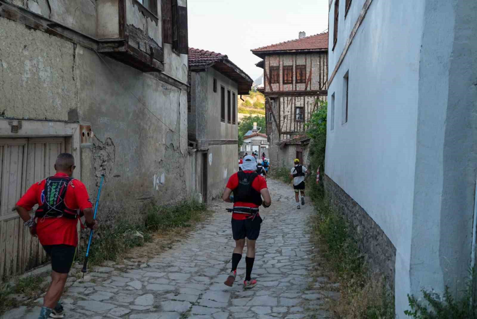 farkli ulkelerden sporcular safranbolunun tarihi sokaklarinda yarisiyor 1 4kUajnGZ