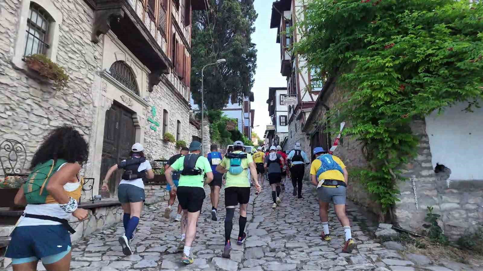 farkli ulkelerden sporcular safranbolunun tarihi sokaklarinda yarisiyor 4 urdzCbei