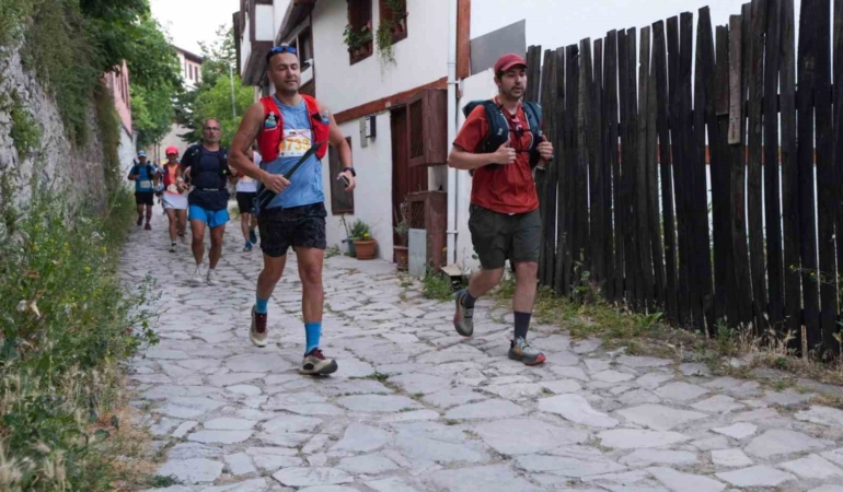 farkli-ulkelerden-sporcular-safranbolunun-tarihi-sokaklarinda-yarisiyor-u9MMvTRT.jpg