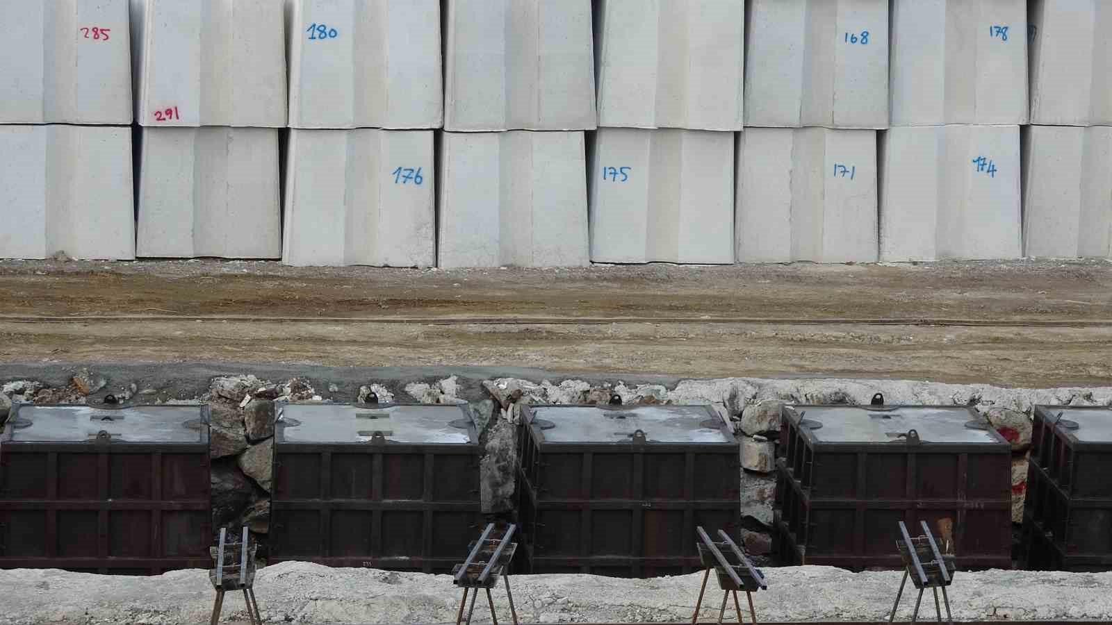 Faroz Limanı’nı dev dalgalardan korumak için 21 tonluk beton blokların dökümü sürüyor 8 faroz limanini dev dalgalardan korumak icin 21 tonluk beton bloklarin dokumu suruyor 4 dDcje9Xz