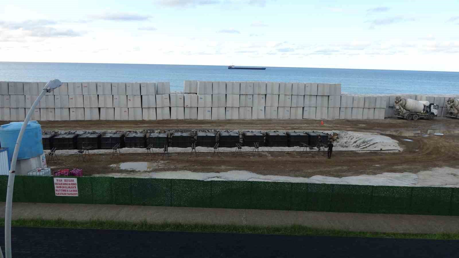 Faroz Limanı’nı dev dalgalardan korumak için 21 tonluk beton blokların dökümü sürüyor 9 faroz limanini dev dalgalardan korumak icin 21 tonluk beton bloklarin dokumu suruyor 5 4BLcs5S2