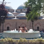 fatih-camii-avlusundaki-sus-havuzunda-cocuklar-yuzerek-serinledi-uXLVXgTL.jpg