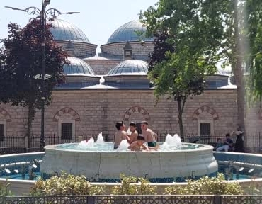 fatih-camii-avlusundaki-sus-havuzunda-cocuklar-yuzerek-serinledi-uXLVXgTL.jpg