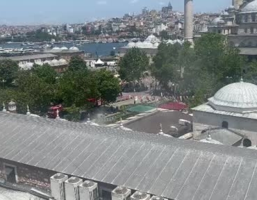 fatih-eminonunde-bulunan-bir-is-yerinde-yangin-cikti-7HUxSKa8.jpg