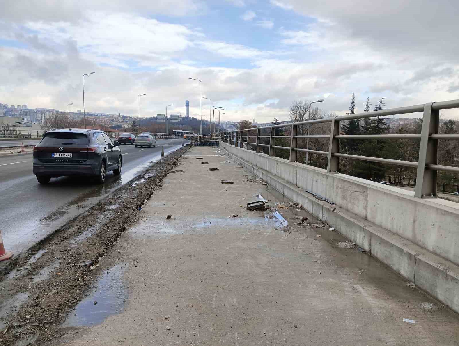 fatih koprusundeki acik insaat alani ana arterdeki trafigi tehlikeye sokuyor 0 pTw3Lugr