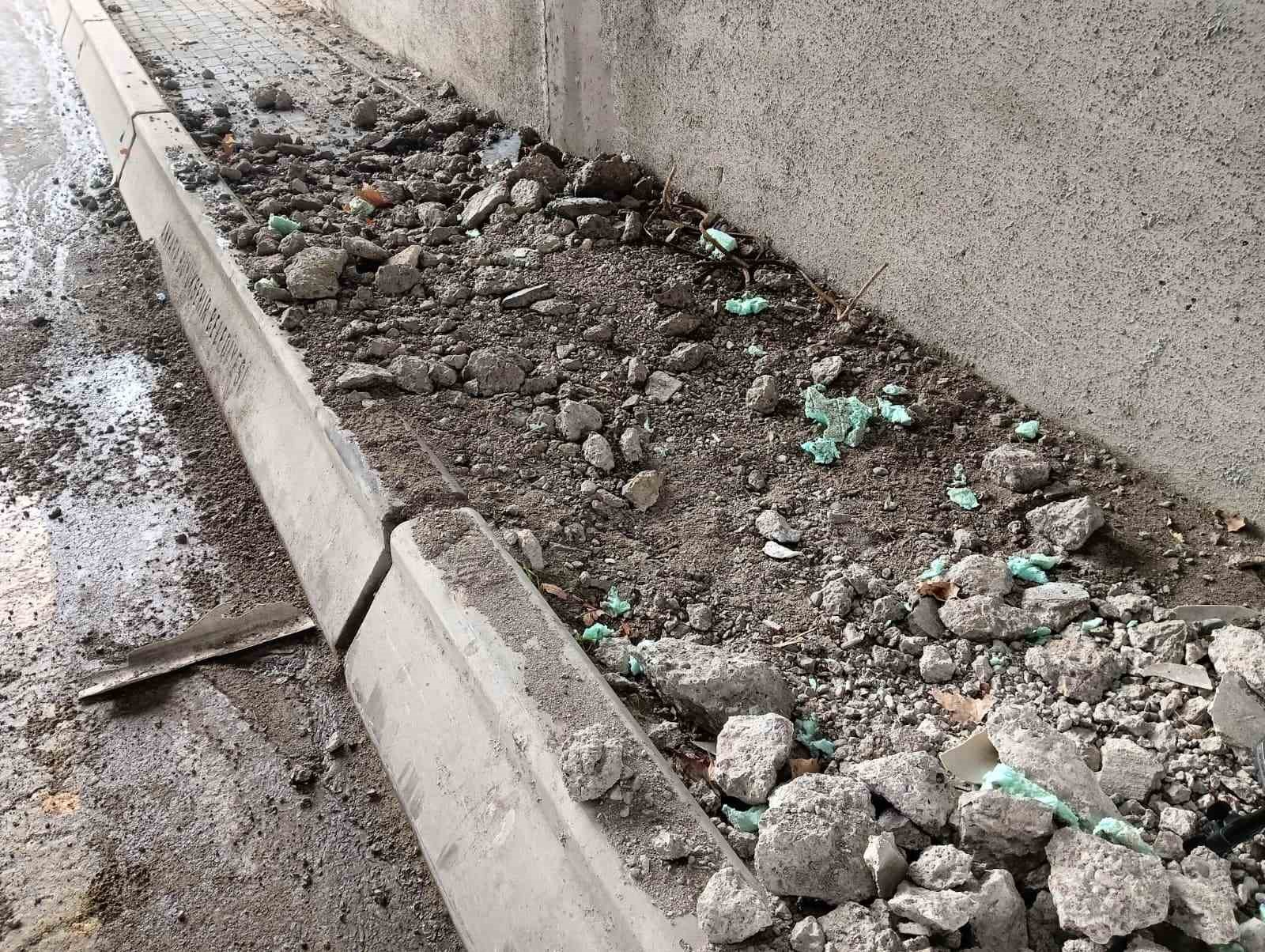 fatih koprusundeki acik insaat alani ana arterdeki trafigi tehlikeye sokuyor 3 95q6uMbT