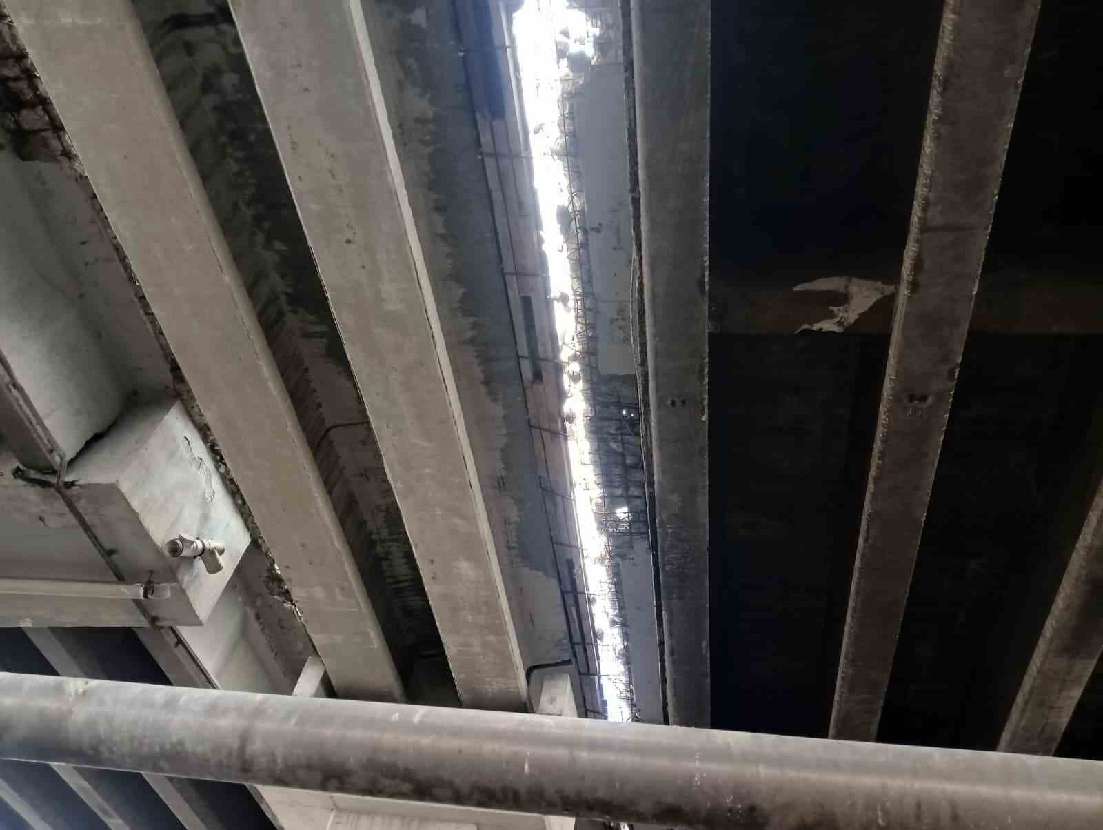fatih koprusundeki acik insaat alani ana arterdeki trafigi tehlikeye sokuyor 4 NVziiXwA