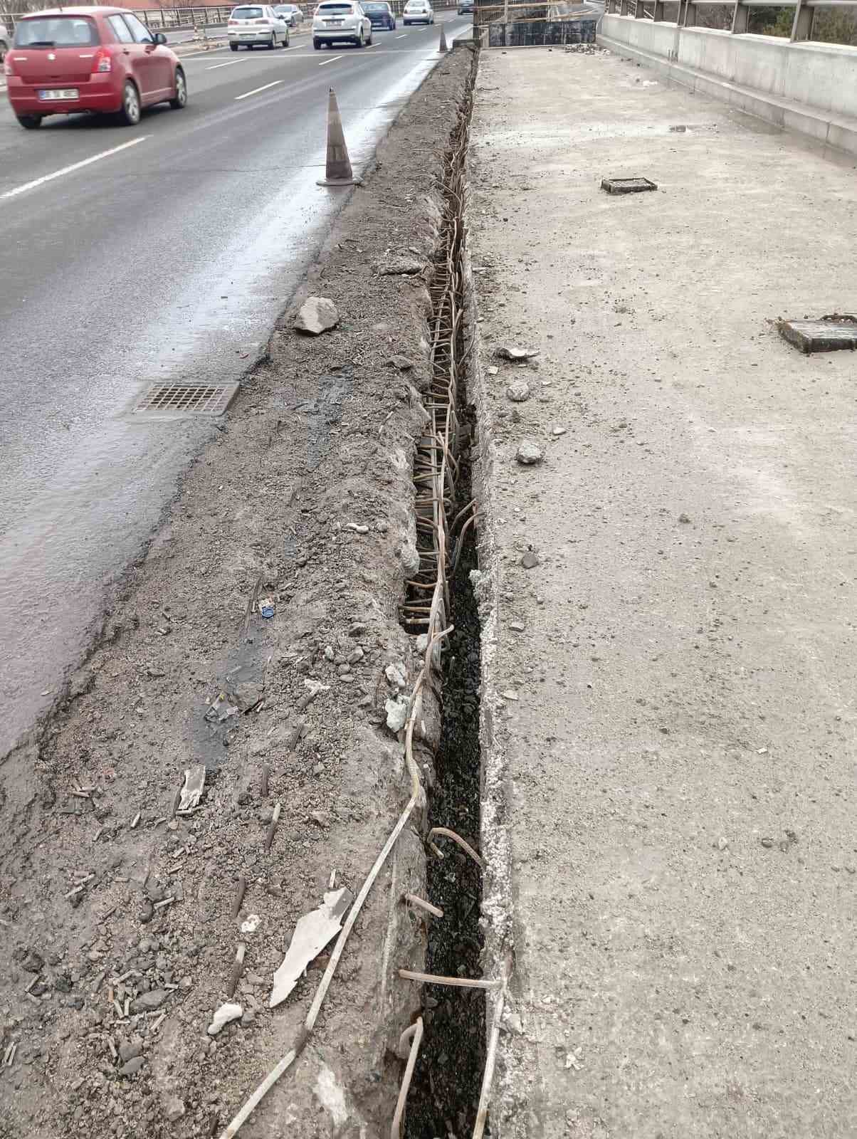 fatih koprusundeki acik insaat alani ana arterdeki trafigi tehlikeye sokuyor 5 FnQdBaz4