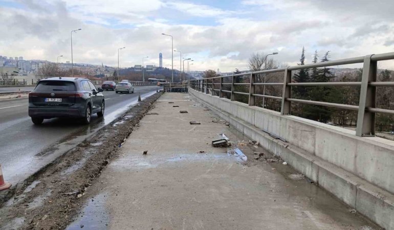 fatih-koprusundeki-acik-insaat-alani-ana-arterdeki-trafigi-tehlikeye-sokuyor-Pyv3Dj6W.jpg