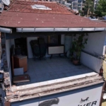 fatih-lalelide-binadan-kopan-beton-ve-metal-parcalar-yere-dustu-facianin-esiginden-donuldu-ilWHsf8C.jpg