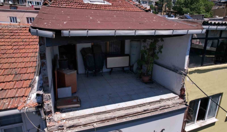 fatih-lalelide-binadan-kopan-beton-ve-metal-parcalar-yere-dustu-facianin-esiginden-donuldu-ilWHsf8C.jpg