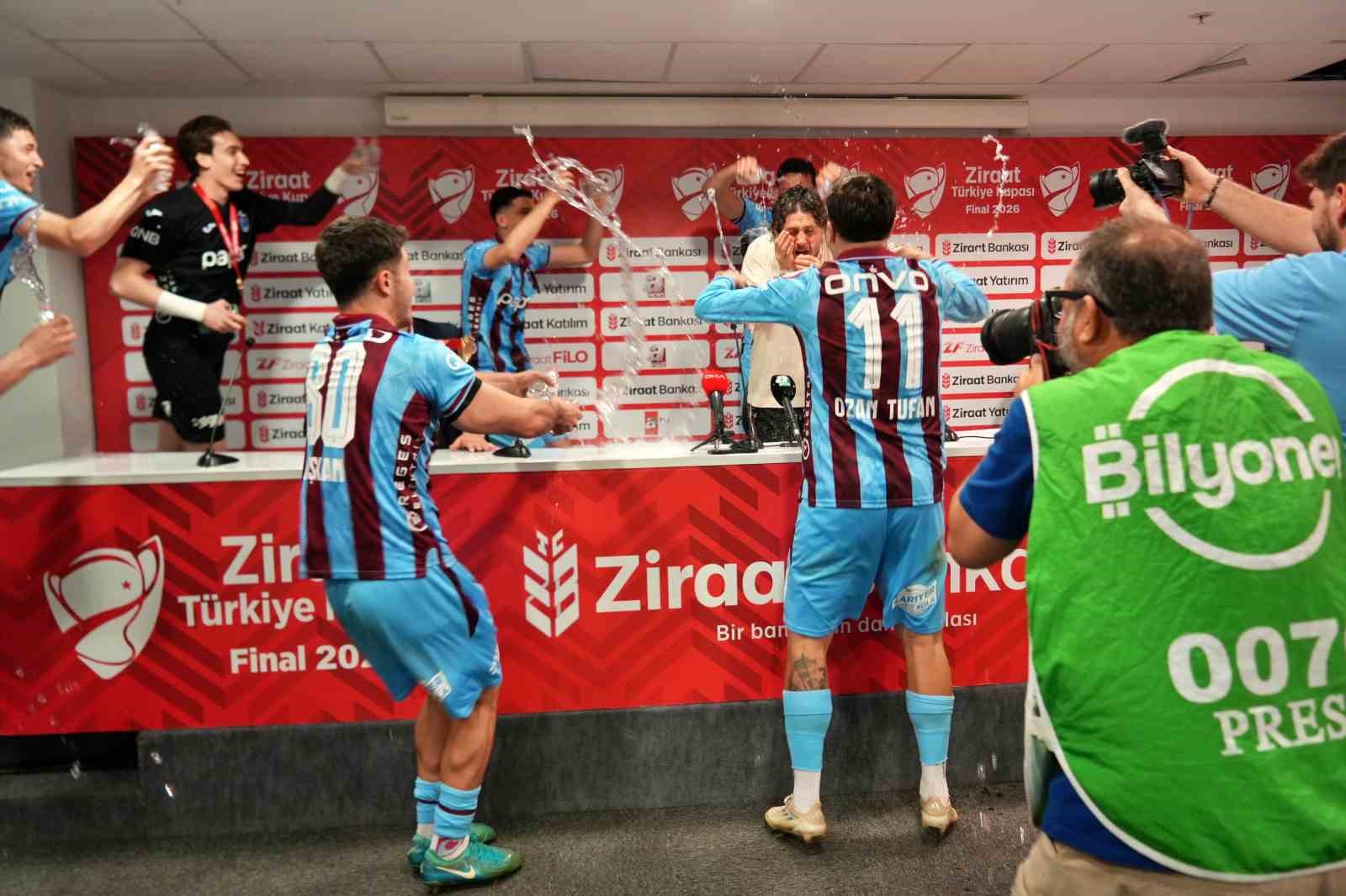 fatih tekke cok sukur taraftarimizi mutlu ettik camiamiza bir kez daha kupa kazandirdik 0 7YmwmRzk