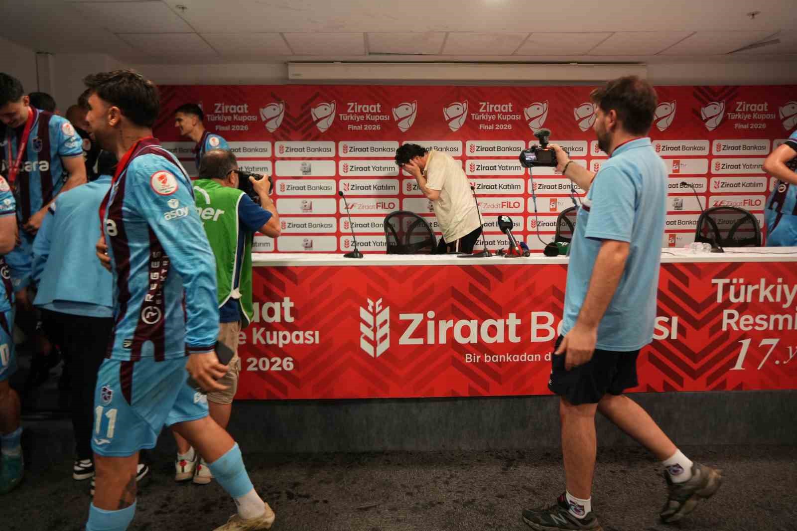 fatih tekke cok sukur taraftarimizi mutlu ettik camiamiza bir kez daha kupa kazandirdik 12 uSpIZcMJ