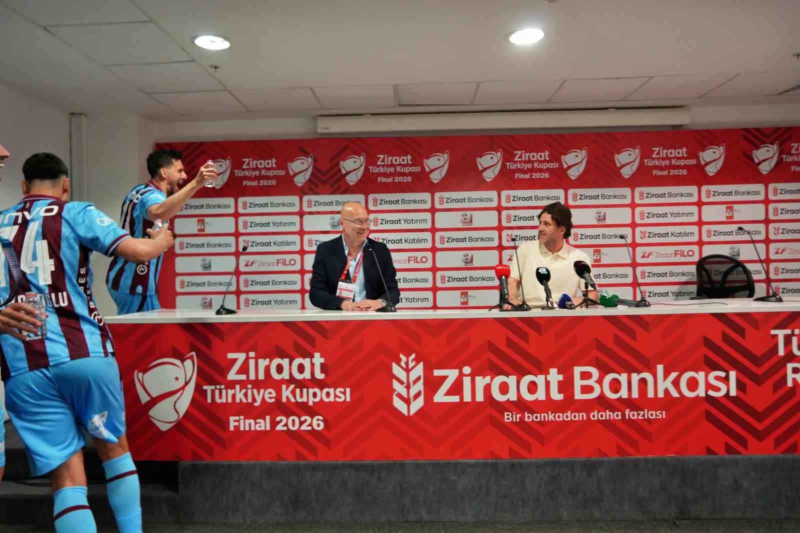 fatih tekke cok sukur taraftarimizi mutlu ettik camiamiza bir kez daha kupa kazandirdik 2 OcWEqiV2