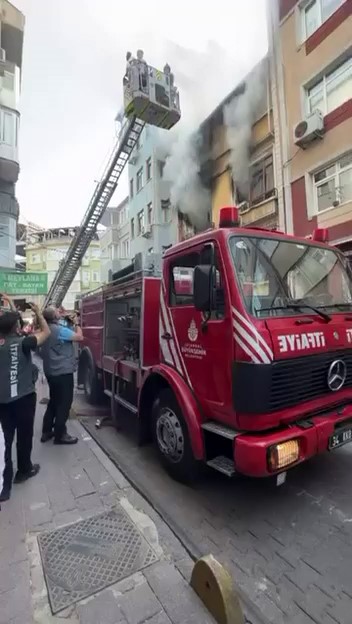 fatihte 2 katli binada cikan yanginda mahsur kalan 4 kisi kurtarildi 0 c2TvwTQH