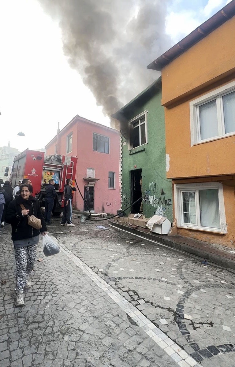 Fatih’te 2 katlı binada yangın paniği 5 fatihte 2 katli binada yangin panigi 1 4j8pfc9h