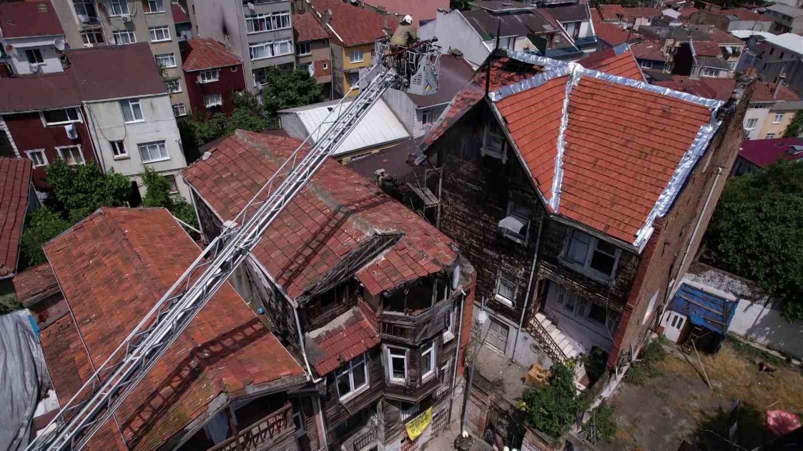 fatihte 2 katli tarihi ahsap binada yangin 1 fJZOS8TB