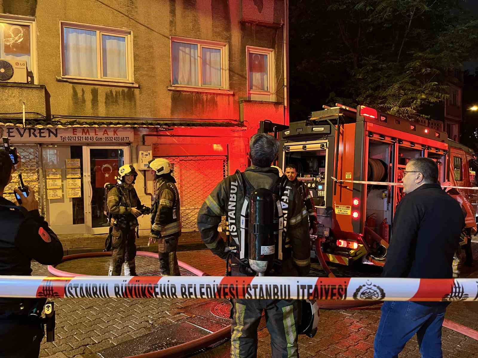 fatihte 3 katli binanin catisinda korkutan yangin 0