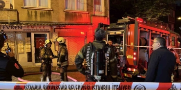 fatihte-3-katli-binanin-catisinda-korkutan-yangin-KuaQXqsv.jpg
