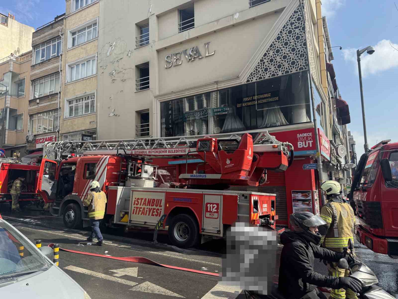 fatihte 3 katli gelinlikcide yangin cikti ekmek teknesi yaninca gozyaslarina boguldu 0 At1sX4zG