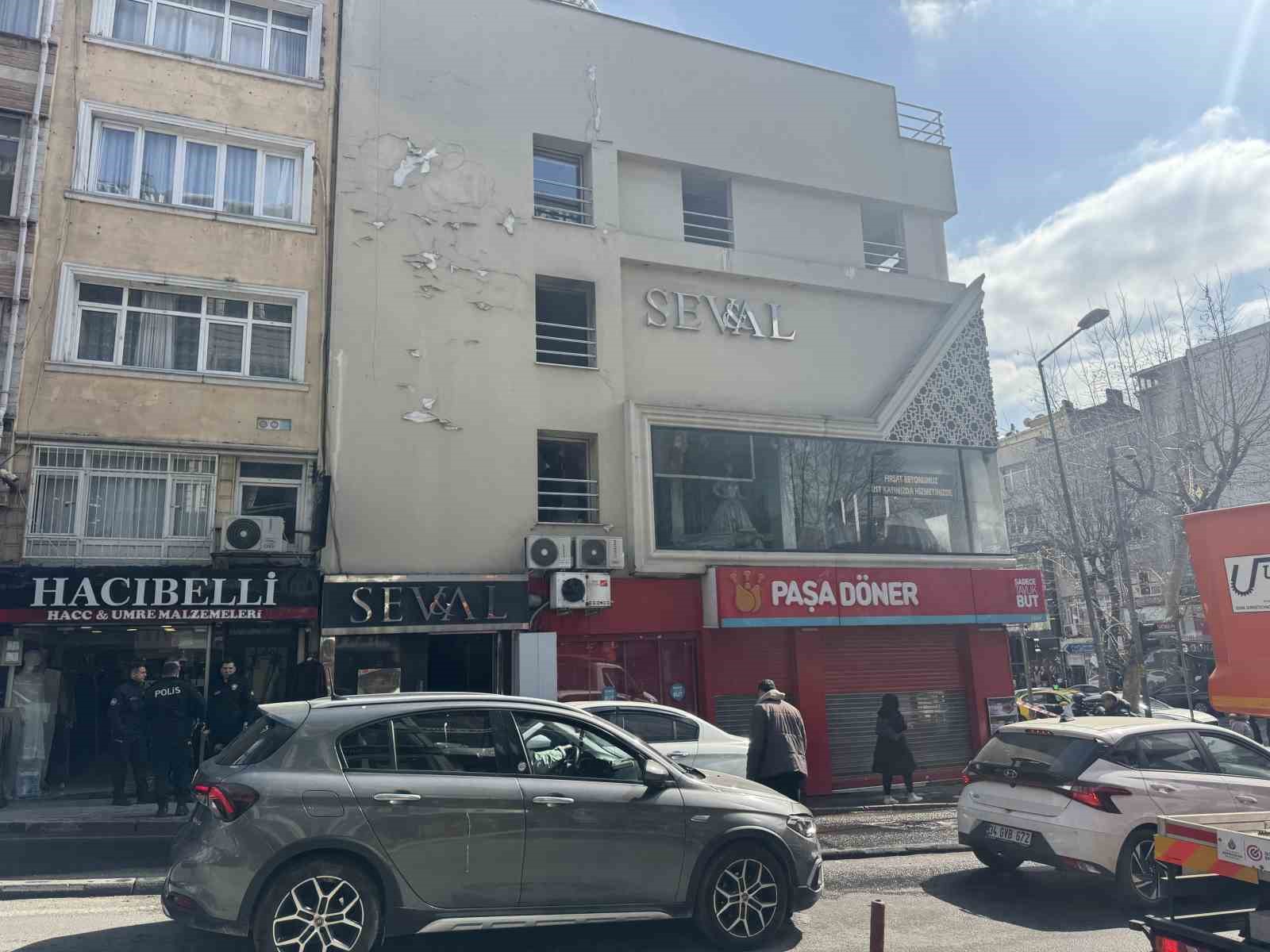fatihte 3 katli gelinlikcide yangin cikti ekmek teknesi yaninca gozyaslarina boguldu 1 lVt9HJcA
