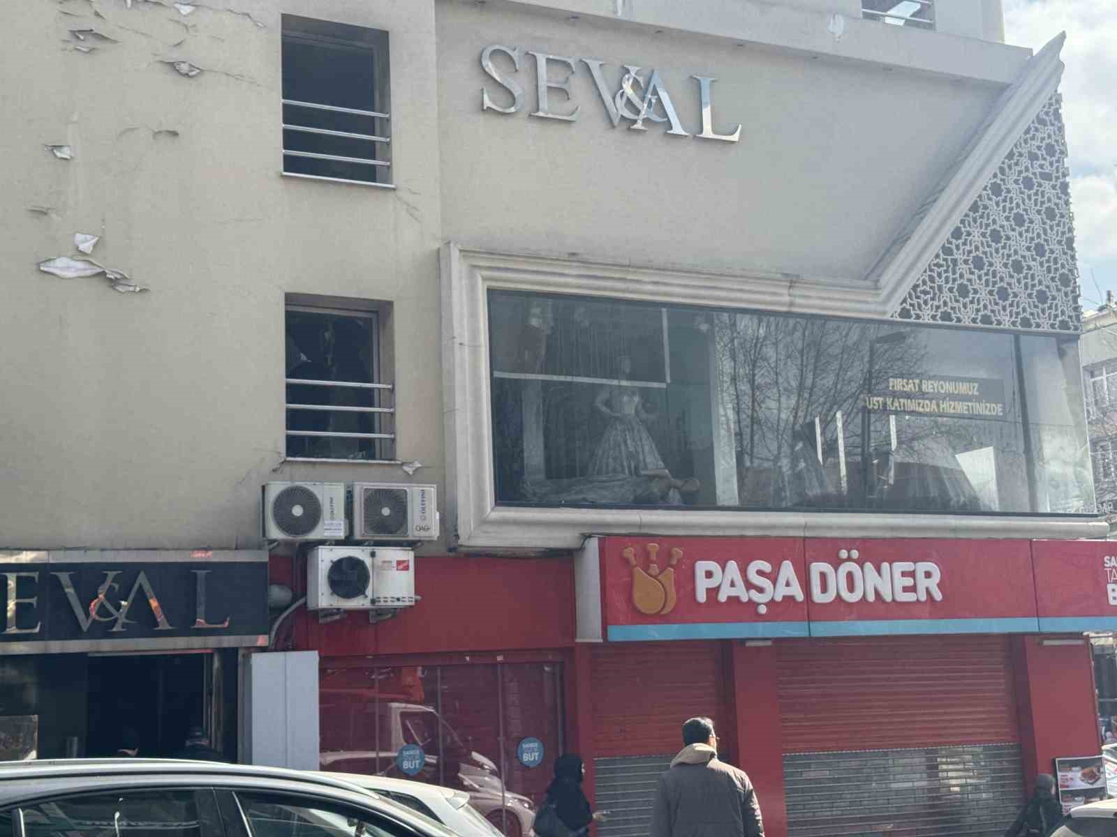 fatihte 3 katli gelinlikcide yangin cikti ekmek teknesi yaninca gozyaslarina boguldu 2 Pk6zNFuG
