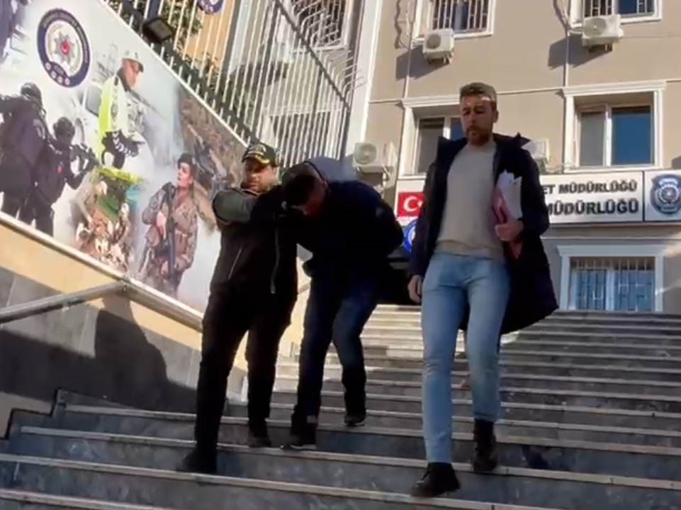 fatihte 3 kisinin cantasini calan hirsiz kamerada 0