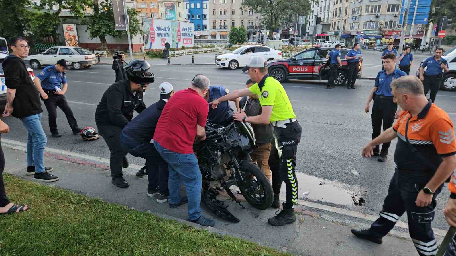 Fatih’te 3 motosiklet birbirine girdi: 1’i ağır 5 yaralı 4 fatihte 3 motosiklet birbirine girdi 1i agir 5 yarali 0 rrXpwaQU