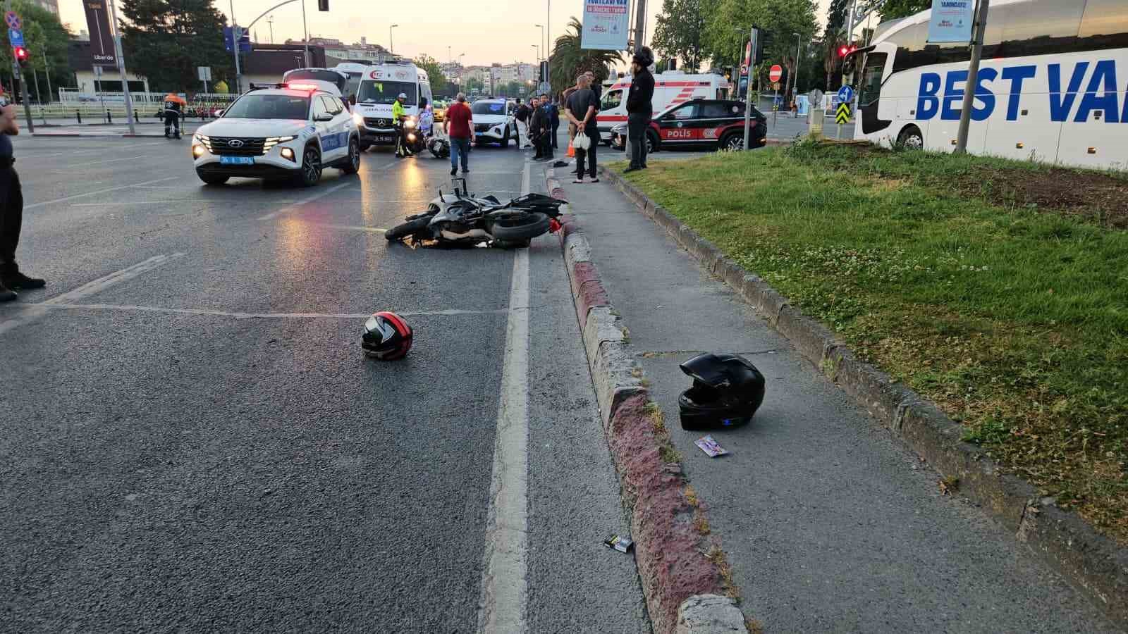Fatih’te 3 motosiklet birbirine girdi: 1’i ağır 5 yaralı 9 fatihte 3 motosiklet birbirine girdi 1i agir 5 yarali 5
