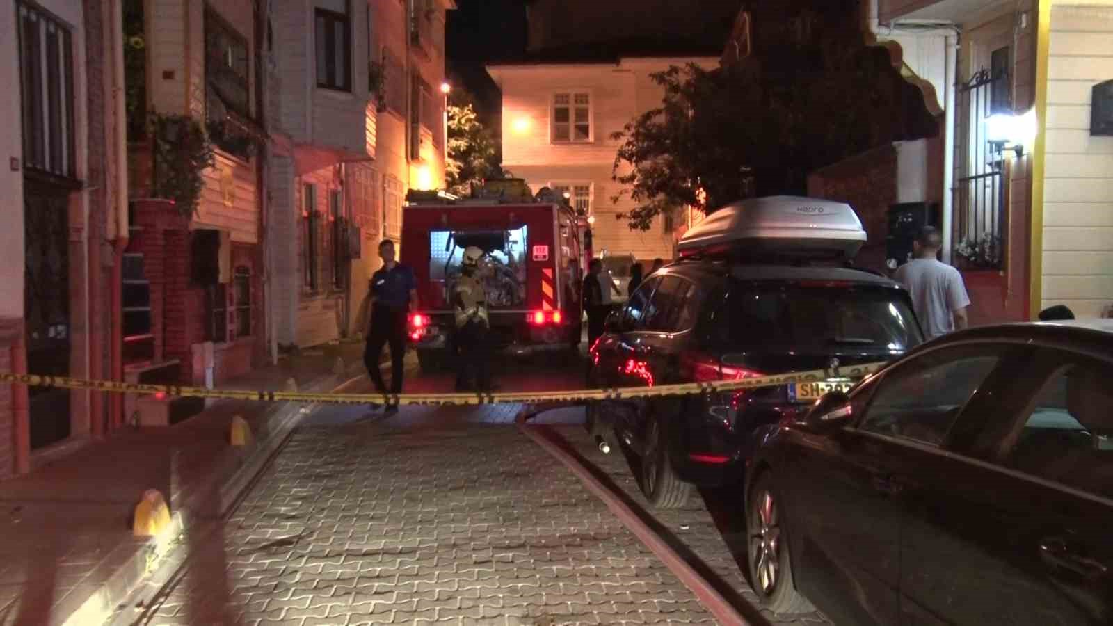 Fatih’te 4 katlı binada çıkan yangında bir itfaiye eri yaralandı 5 fatihte 4 katli binada cikan yanginda bir itfaiye eri yaralandi 1 eaF4EESg