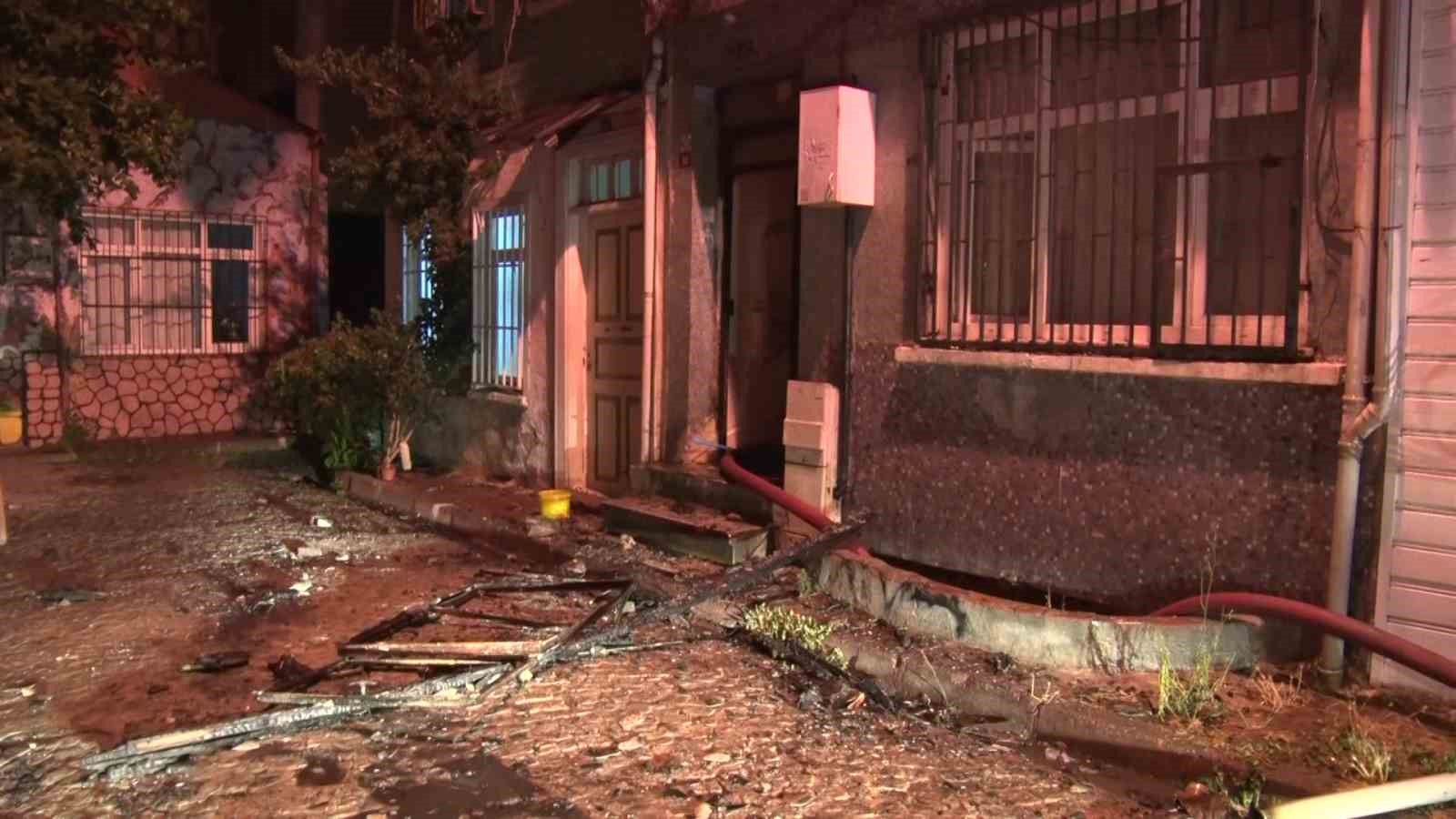 Fatih’te 4 katlı binada çıkan yangında bir itfaiye eri yaralandı 6 fatihte 4 katli binada cikan yanginda bir itfaiye eri yaralandi 2 qF6mOdu6