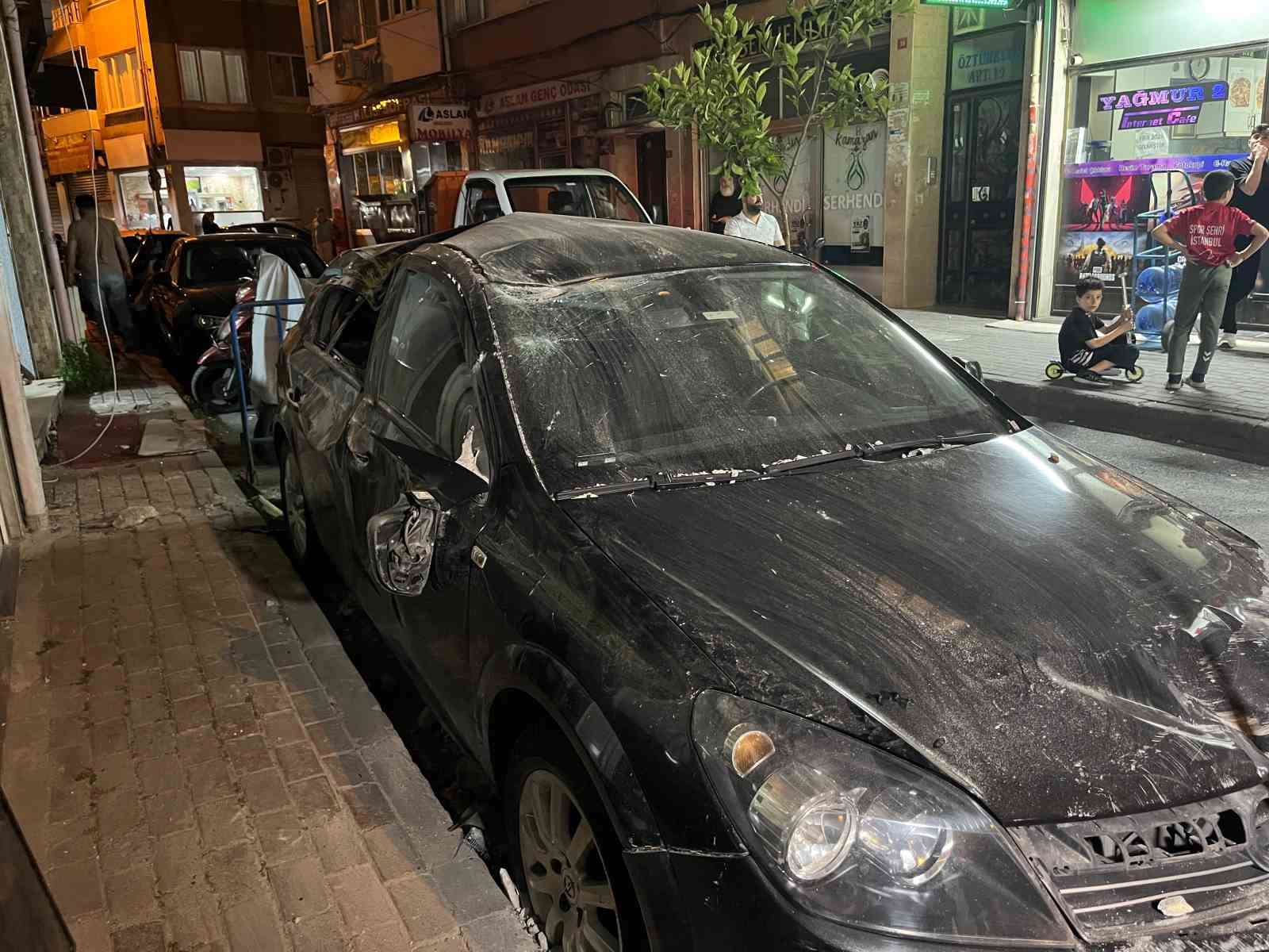 fatihte 4 katli binanin catisindan dusen parcalardan 2 kisi son anda kurtuldu o anlar aMyqvBQk