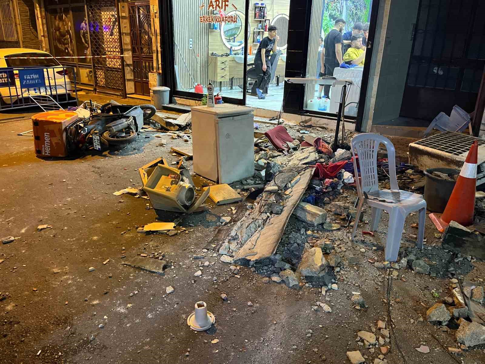 fatihte 4 katli binanin catisindan dusen parcalardan 2 kisi son anda kurtuldu o anlar aVh3fgwS