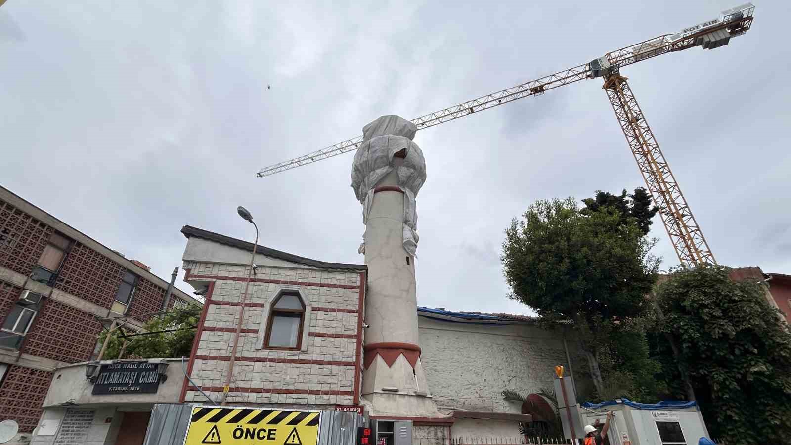 Fatih’te 400 yıllık cami minaresinin kubbesi vinç çarpmasıyla yıkıldı 4 fatihte 400 yillik cami minaresinin kubbesi vinc carpmasiyla yikildi 0 DA97zQfn