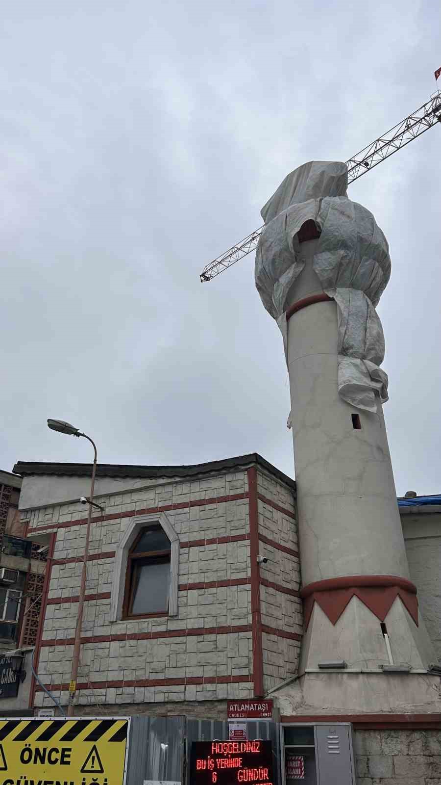Fatih’te 400 yıllık cami minaresinin kubbesi vinç çarpmasıyla yıkıldı 5 fatihte 400 yillik cami minaresinin kubbesi vinc carpmasiyla yikildi 1 6ti7cSOJ