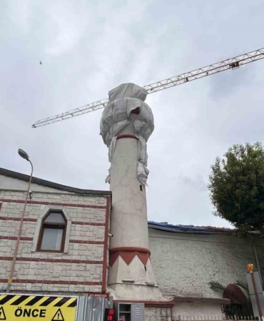 fatihte-400-yillik-cami-minaresinin-kubbesi-vinc-carpmasiyla-yikildi-bPbBkIWN.jpg