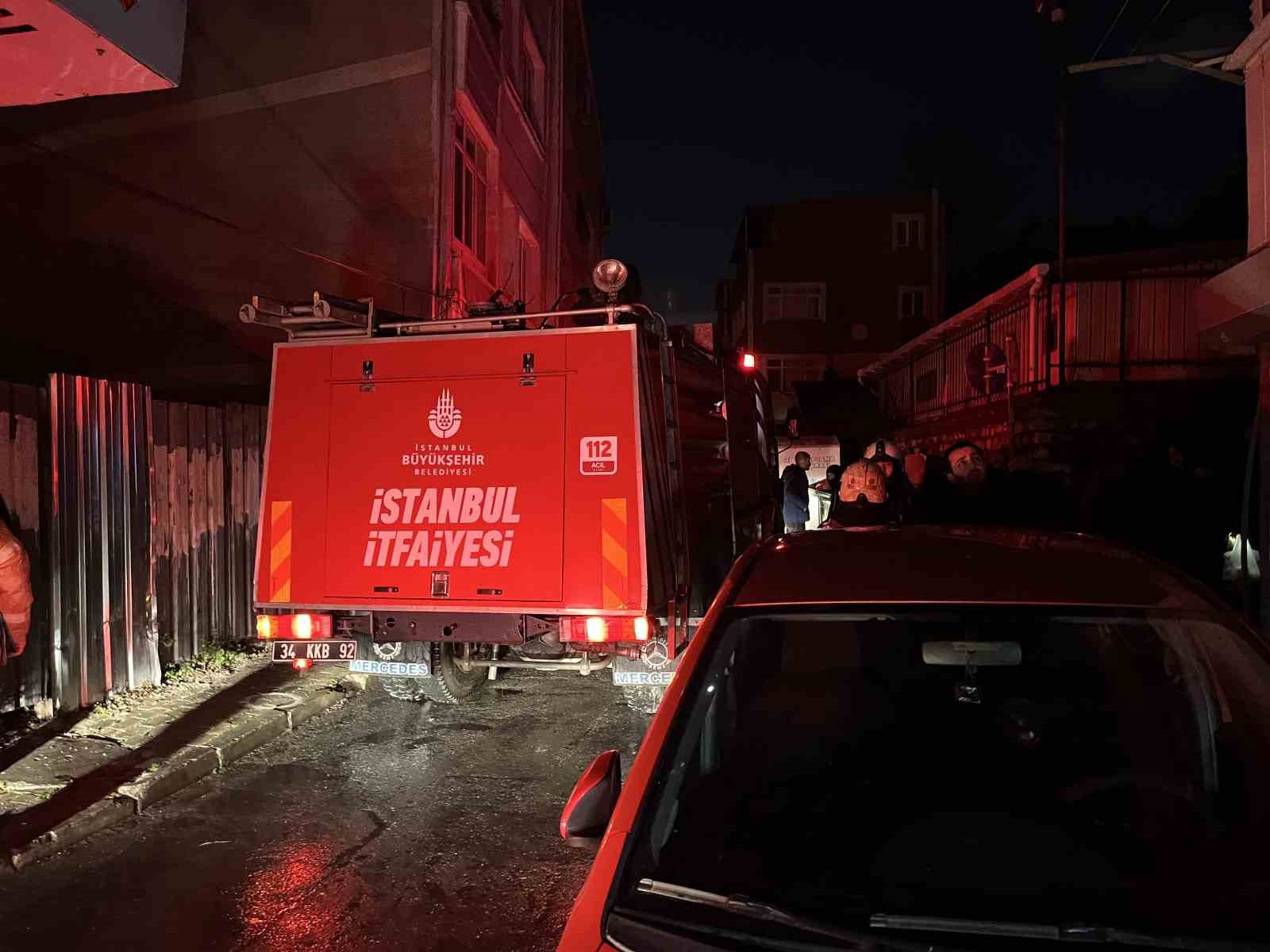 fatihte 5 katli binada yangin 6 kisi dumandan etkilendi 0 fYRwDSM7