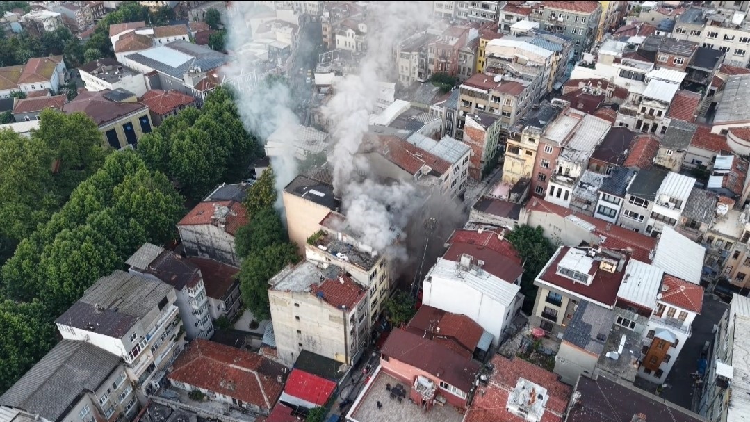 fatihte 5 katli is haninda yangin 1 kisi kurtarildi 0 zdM4Pwa2