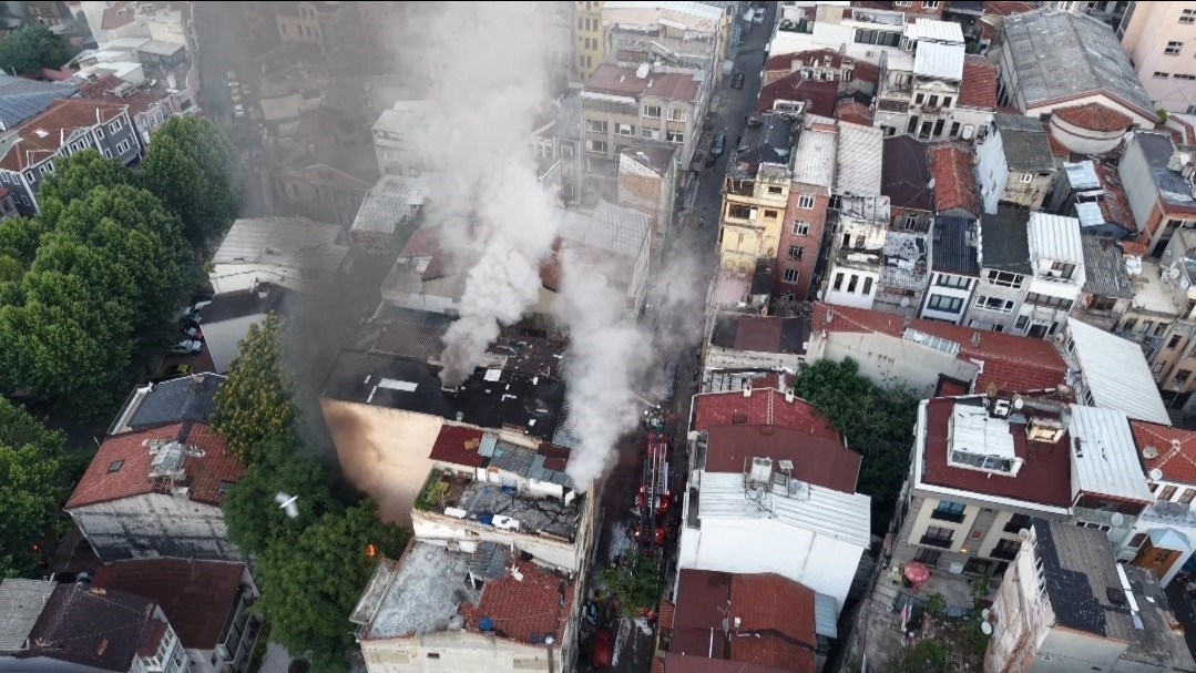 fatihte 5 katli is haninda yangin 1 kisi kurtarildi 1 3iKLUpzF