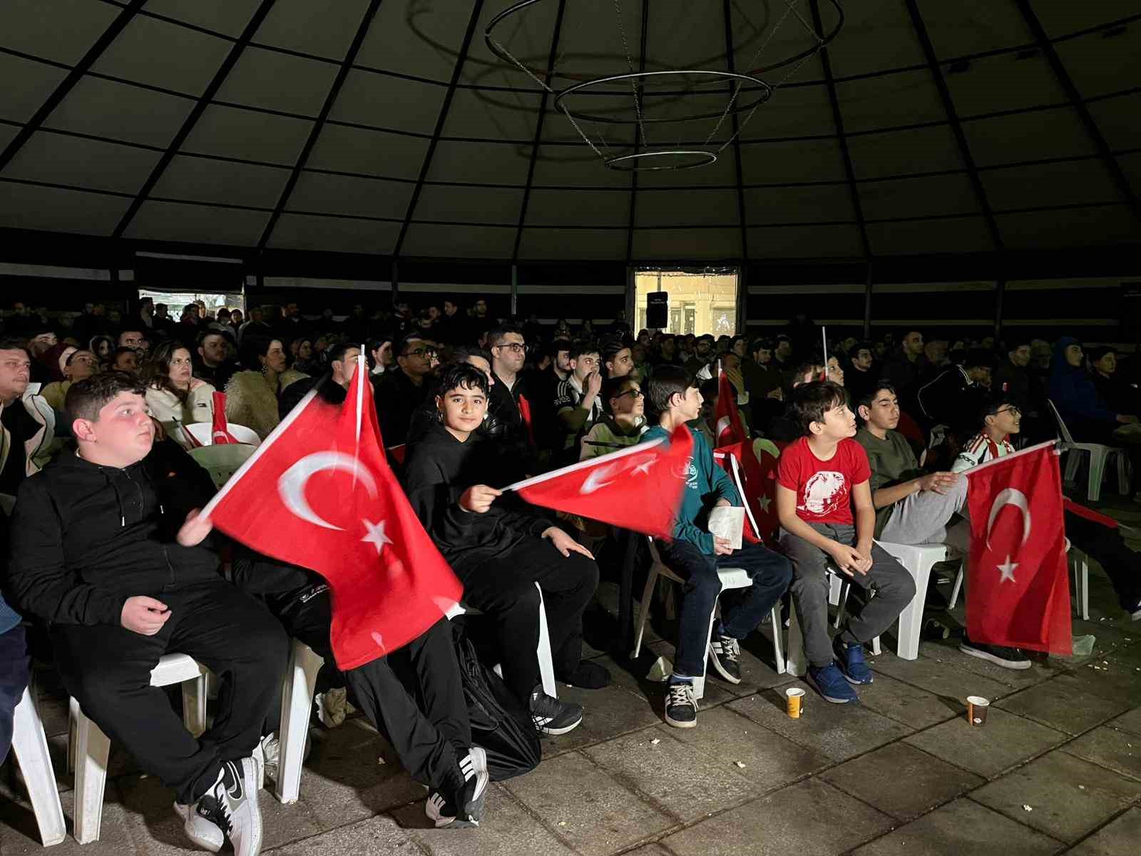 fatihte a milli takimin kosova galibiyeti coskuyla kutlandi 1 p1pksVwL