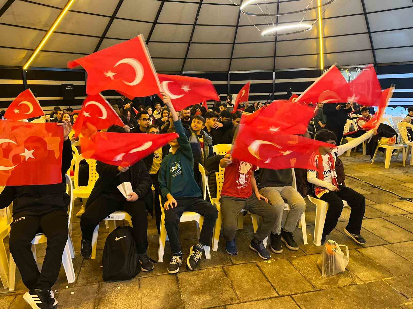 fatihte a milli takimin kosova galibiyeti coskuyla kutlandi 3 phyjfNDT