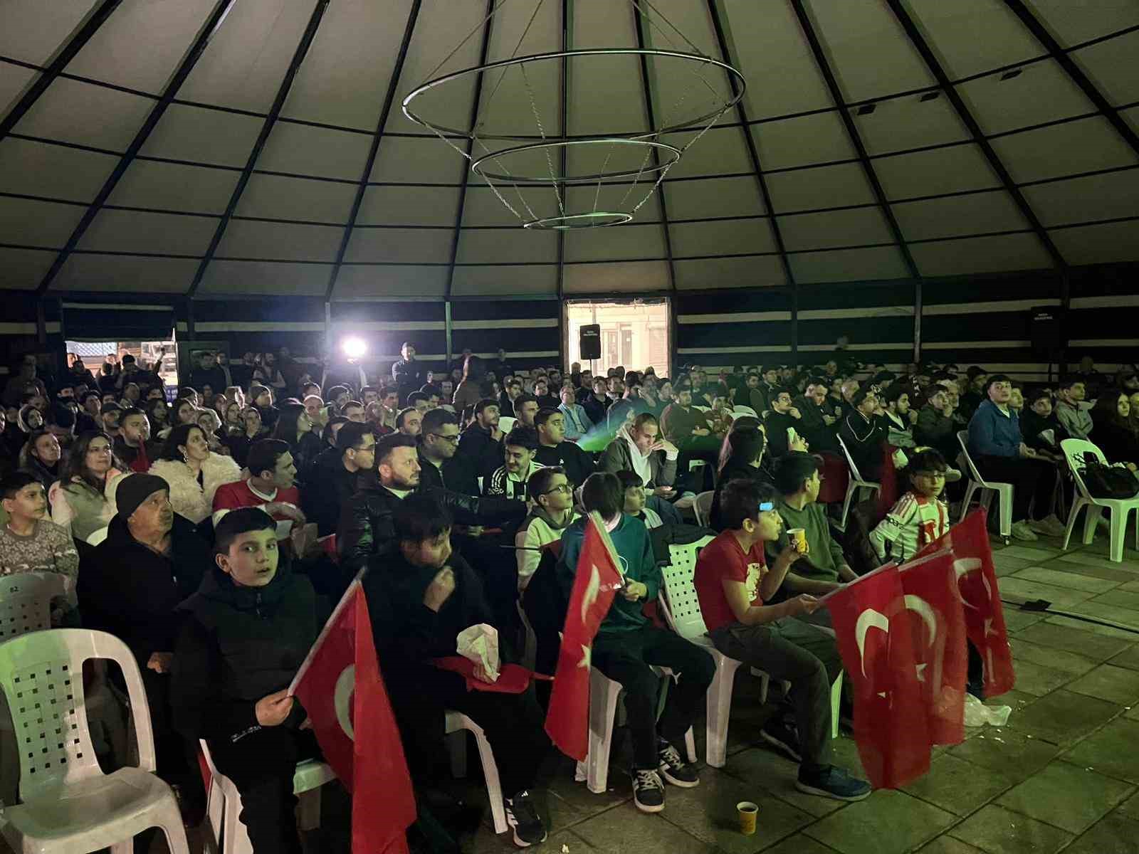 fatihte a milli takimin kosova galibiyeti coskuyla kutlandi 4