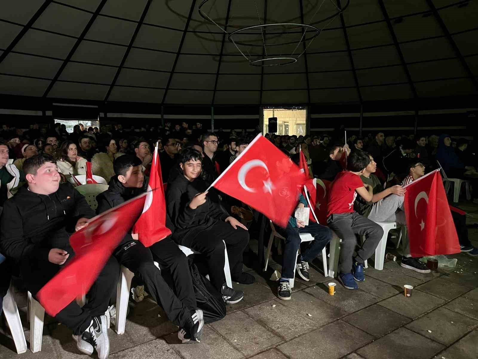 fatihte a milli takimin kosova galibiyeti coskuyla kutlandi 5 9gyQ5AeT