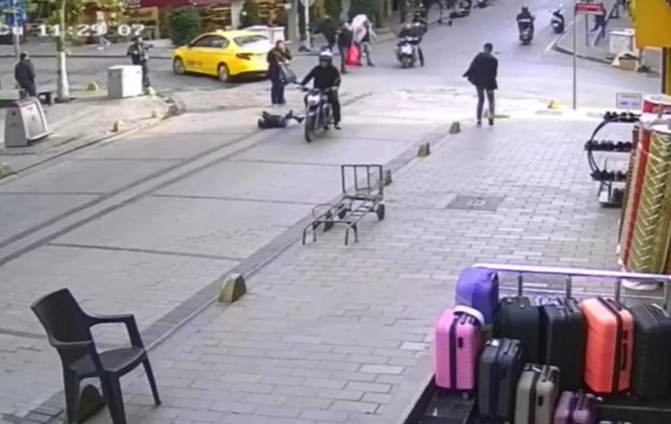 fatihte annesinin kolundan yola firlayan cocuga motosiklet carpti surucu kacti 0