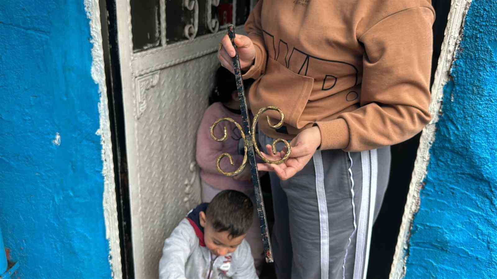 fatihte bina cokmesinde patlamanin etkisiyle demir parcalari evlere isabet etti 0 c5V35NHg