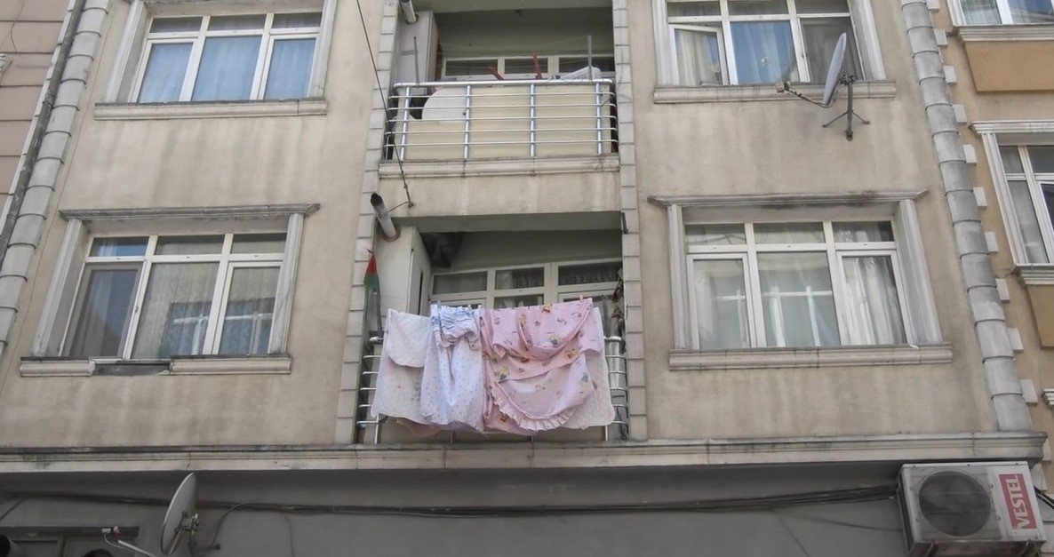 fatihte birinci kattan dusen 4 yasindaki cocuk agir sekilde yaralandi 0 bNpWCftM