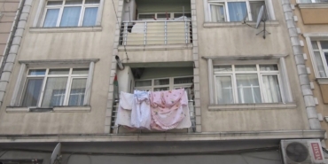 fatihte-birinci-kattan-dusen-4-yasindaki-cocuk-agir-sekilde-yaralandi-MgW94OFv.jpg